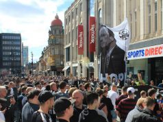 Relația fanilor lui Newcastle cu patronul echipei favorite, „Kim Jong-un” al Angliei, pare desprinsă din spectacolul Ligii I